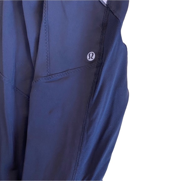 Lululemon - Black Crop Legging -Size 6 - Picture 4 of 5